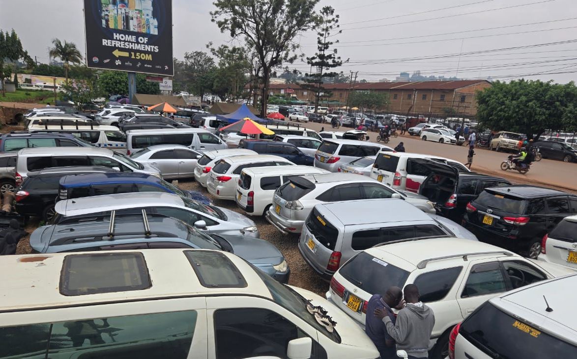Ministry of Works and Security Agencies Evict Car Bonds from Nakawa–Ntinda Road Reserve
